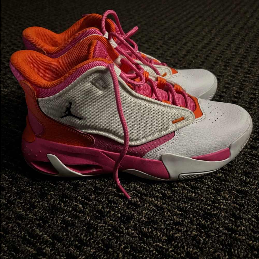 Jordan Max Aura 4 (GS) 'White Safety Orange Pinksicle' Big Kids 6 = 7.5 women’s - Picture 2 of 6